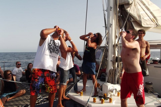 Chicos de fiesta en un barco